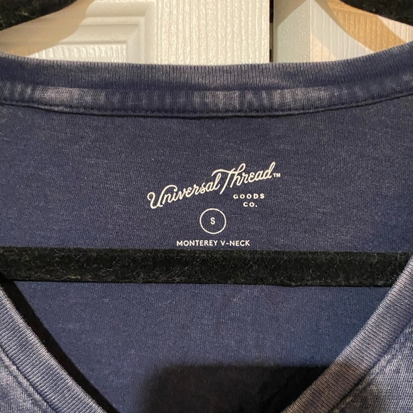 V-neck short sleeve - Picture 2 of 2